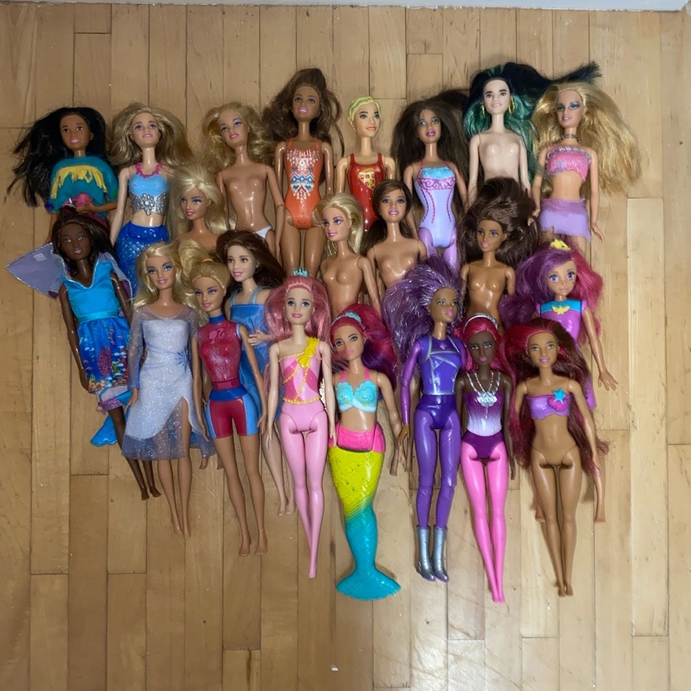 HUGE LOT OF BARBIE DOLLS (22 dolls)
